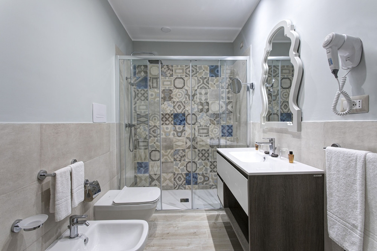 Bathroom 4, Les Sables Noirs, Messina
