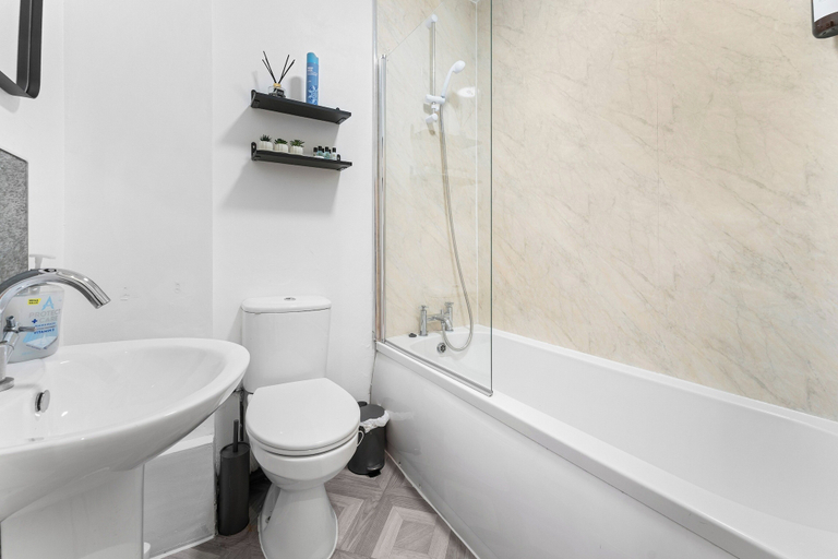 Bathroom 5, 3 Bed Flat - Sleeps 8 - Parking - Wifi, Birmingham