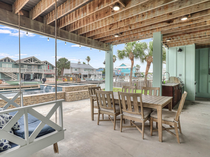 Outdoor dining 2, Flamingo House 4 Bedroom Home by RedAwning, Aransas