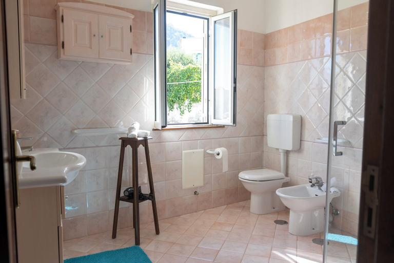 Bathroom 5, Al Primo Piano, Napoli