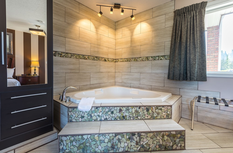Bathroom 4, Carmel Inn, Fraser-Fort George