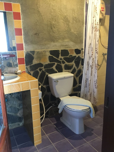Bathroom 3, Phunyanuch Hotel, Hua Hin