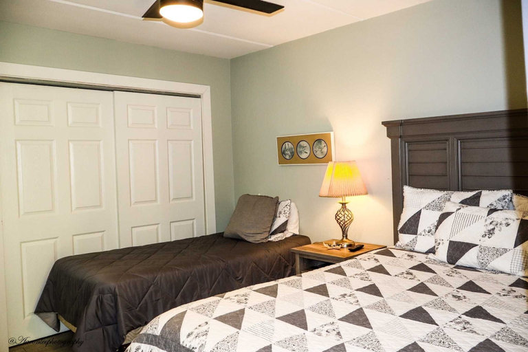 Room 2, Beachview 110 2 Bedroom Condo by RedAwning, Cameron