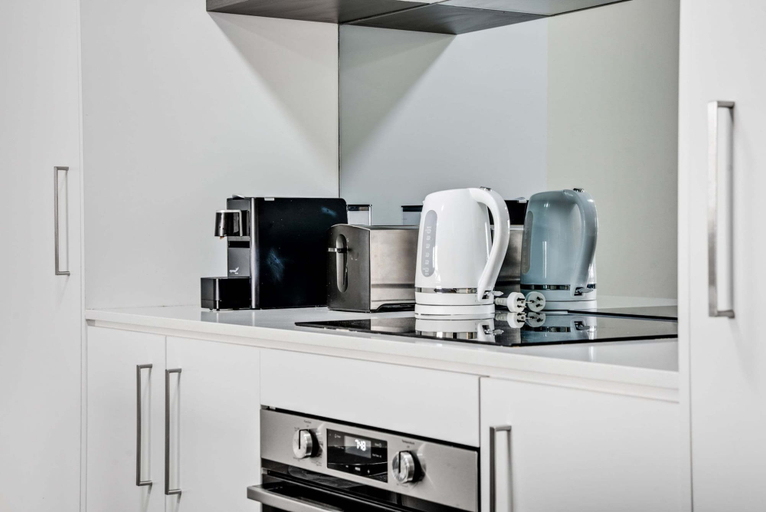 Private kitchen 5, Comfy 2-bed Near the Lake With Secure Parking, Canberra