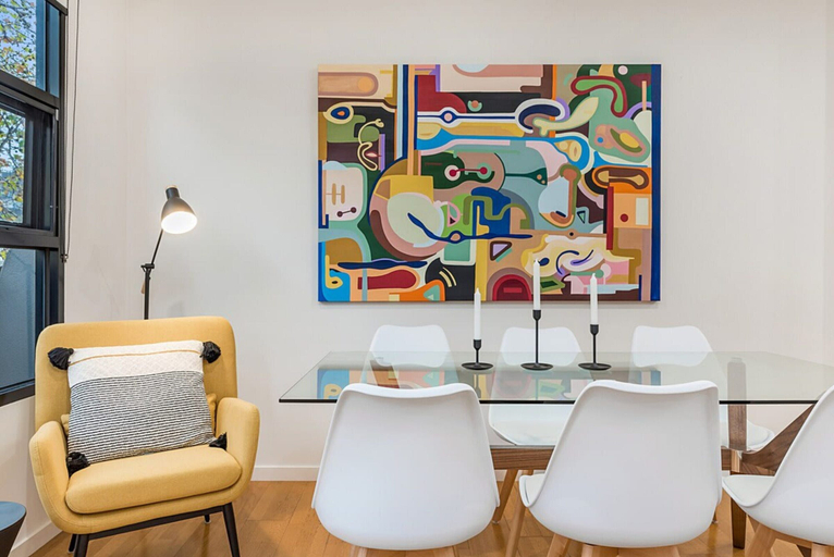 Dining 5, Beautiful 2-storey Unit With Balcony Near Smith St, Melbourne