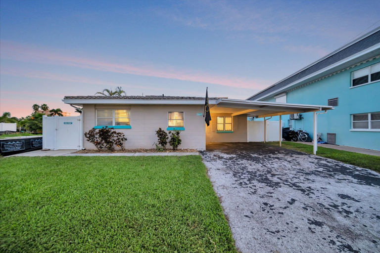 Room 4, Dolphin Suite 2B Pet Friendly Waterfront Dock, Pinellas