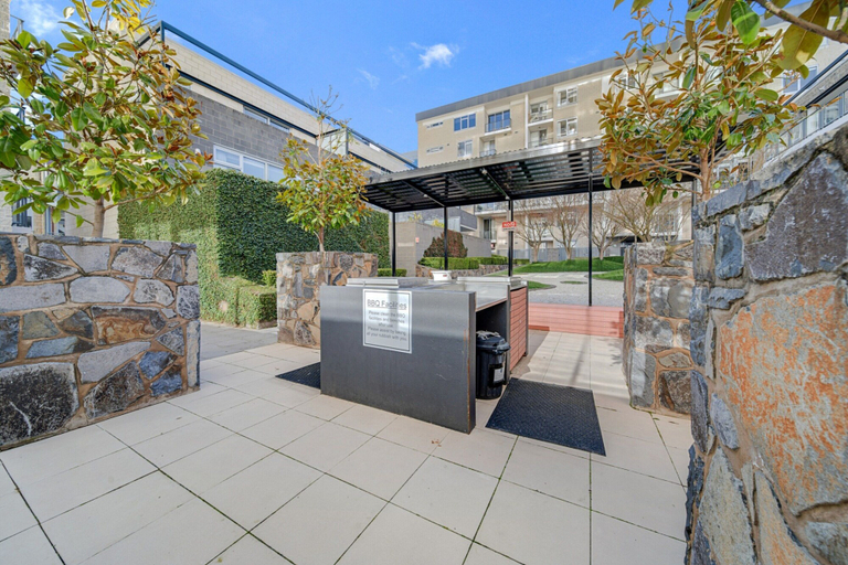 Balcony 2, Glorious Central Canberra 1-bed With Pool & Sauna, Canberra