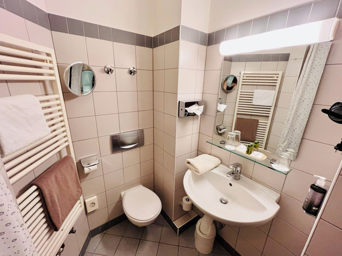 Bathroom 3, Hotel Hoepfner Burghof, Karlsruhe
