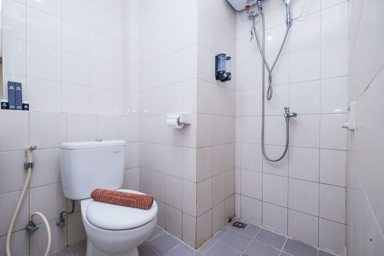 Bathroom 2, 1BR Apartment for 3 Pax at Signature Park Grande, Jakarta Timur
