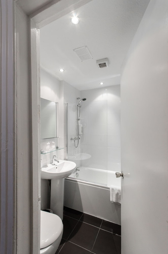 Bathroom 3, Argyll Guest House, Glasgow