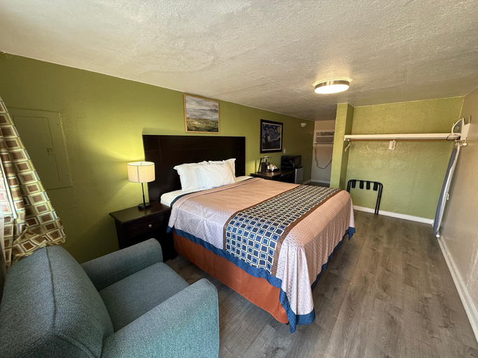 Bedroom 2, Executive Inn and Kitchenette Suites, Maverick