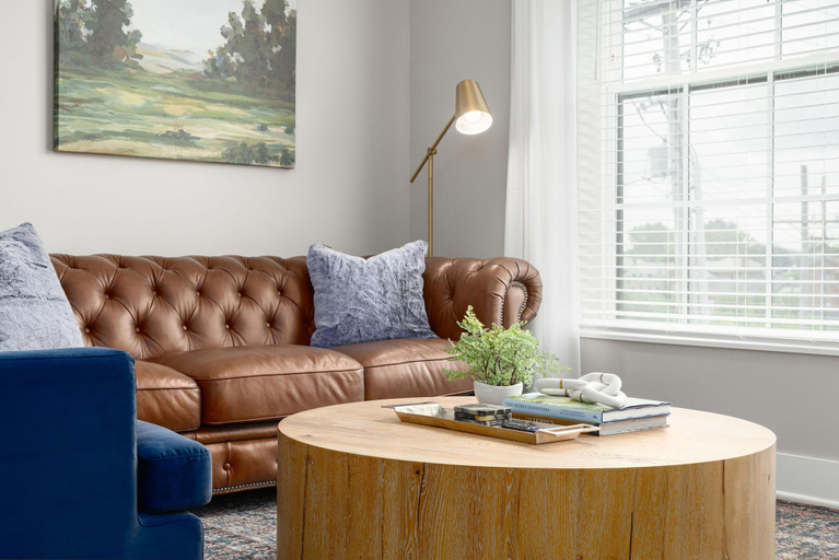 Room 3, Downtown Luxury - Top Floor 2BR at Topiary Park, Franklin