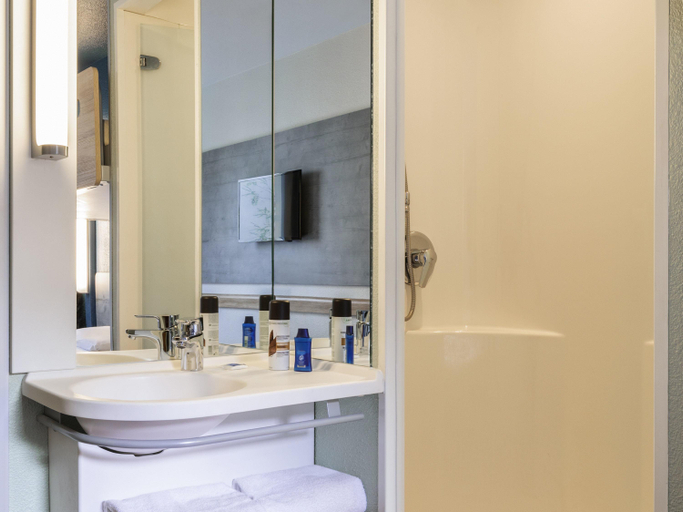 Bathroom 5, ibis budget Meudon Paris Ouest, Hauts-de-Seine