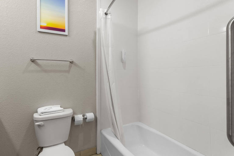 Bathroom 4, Econo Lodge, Brazos