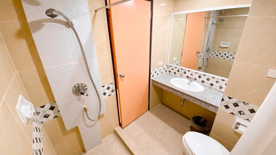 Bathroom 4, A.A. Pattaya Golden Beach Hotel, Pattaya