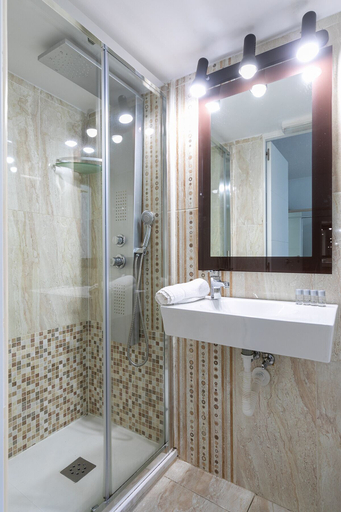 Bathroom 4, HA San Mateo Suites, Madrid