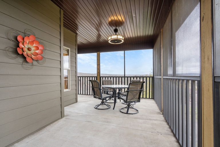 Others 5, The Gathering Place - Minutes to 61-acre Theme Park, Stone