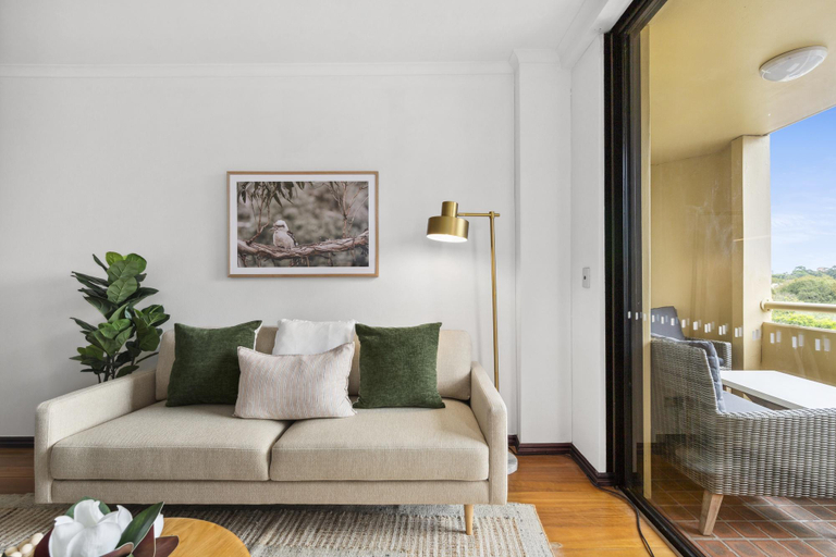 Separate living room 5, Bright & Spacious Surry Hills Apartment, Sydney