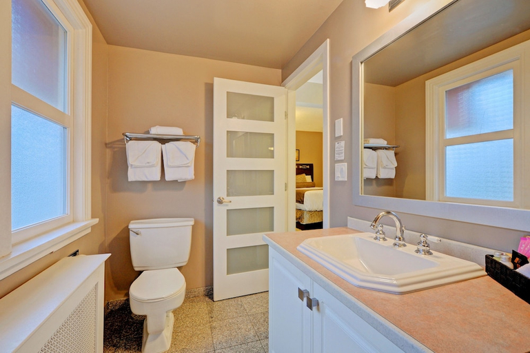 Bathroom 4, Helms Inn, Capital