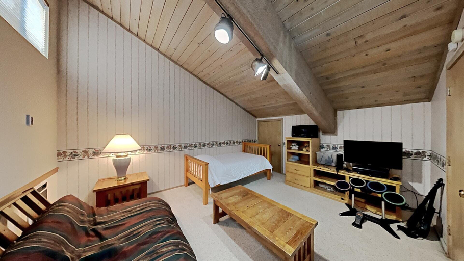 Room 3, 410 4 Bedroom Condo, Mono