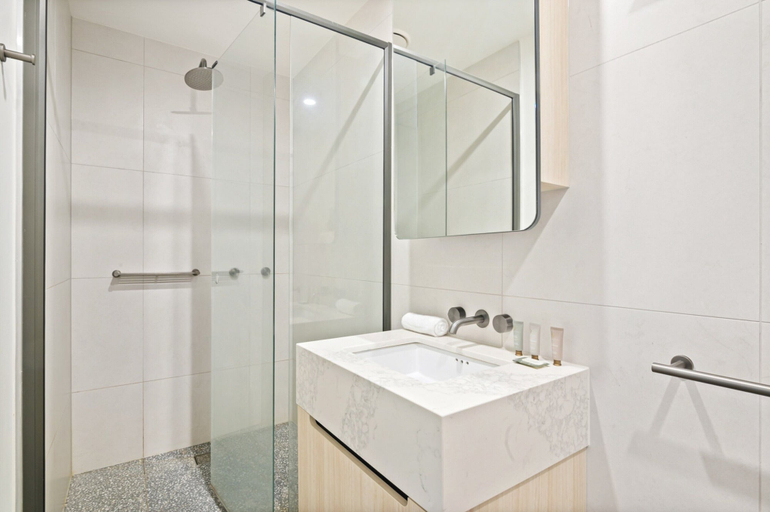 Bathroom 5, Bright 2-bed Flat With Cityside Charm, Melbourne