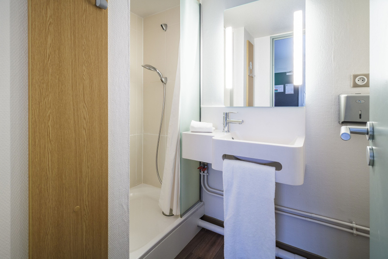 Bathroom 4, B&B HOTEL Morlaix, Finistère