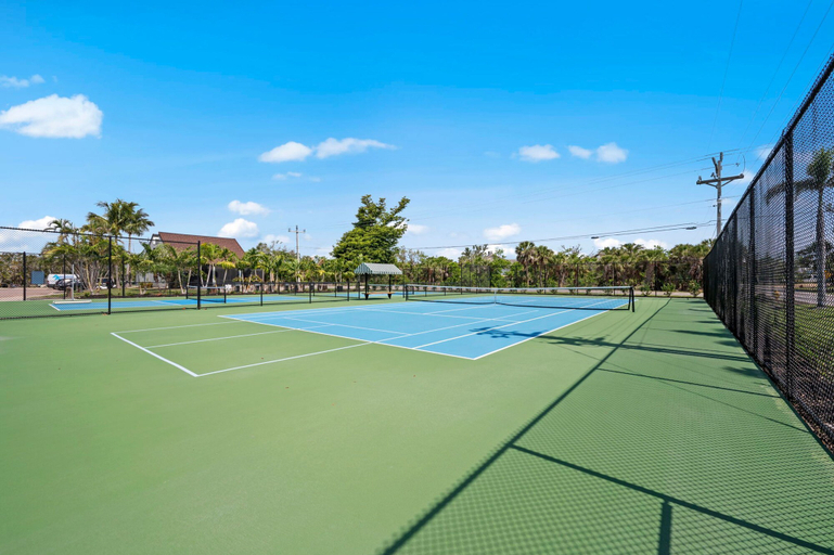 Tennis court, Loggerhead Cay 302 w Bikes Pool on Beach, Lee
