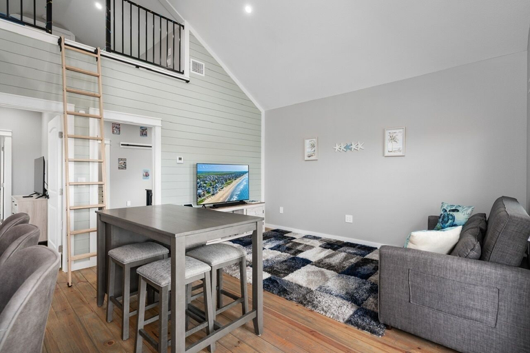 Interior 5, 2nd Life 2 Bedroom Home, Galveston
