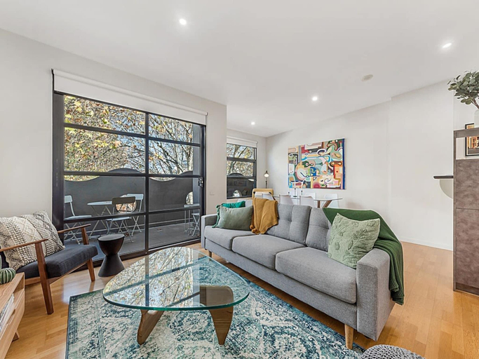 Others 4, Beautiful 2-Storey Unit with Balcony near Smith St, Melbourne