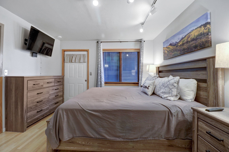 Room 2, 107 Woodbridge 2 Bedroom Condo by RedAwning, Summit