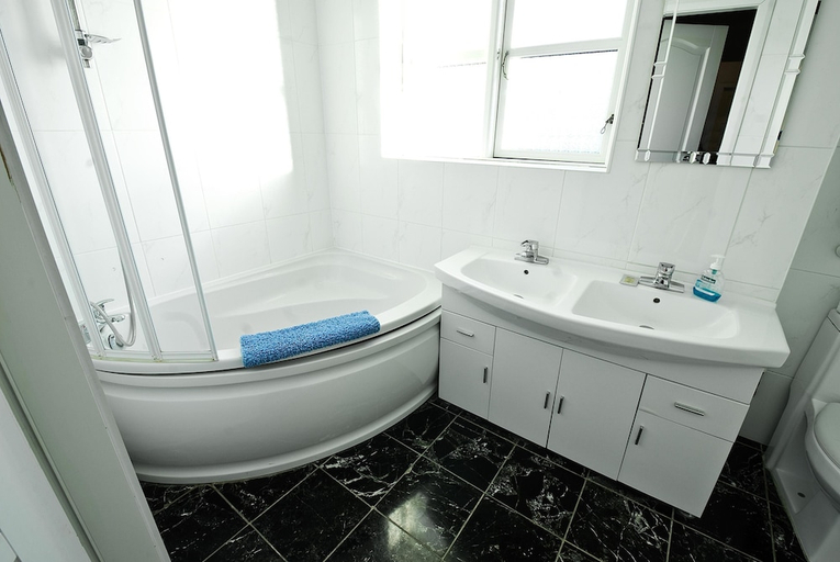 Bathroom, Stansted Airport Lodge, Essex