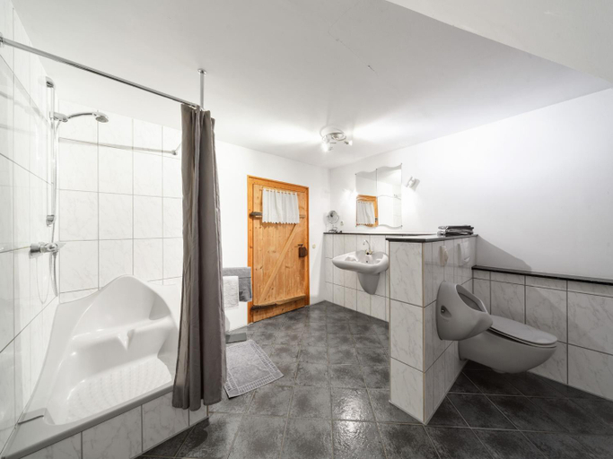 Bathroom 3, Spacious Apartment with Garden, Celle