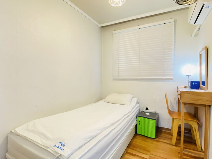 Bedroom 2, Aroha House, Yongsan