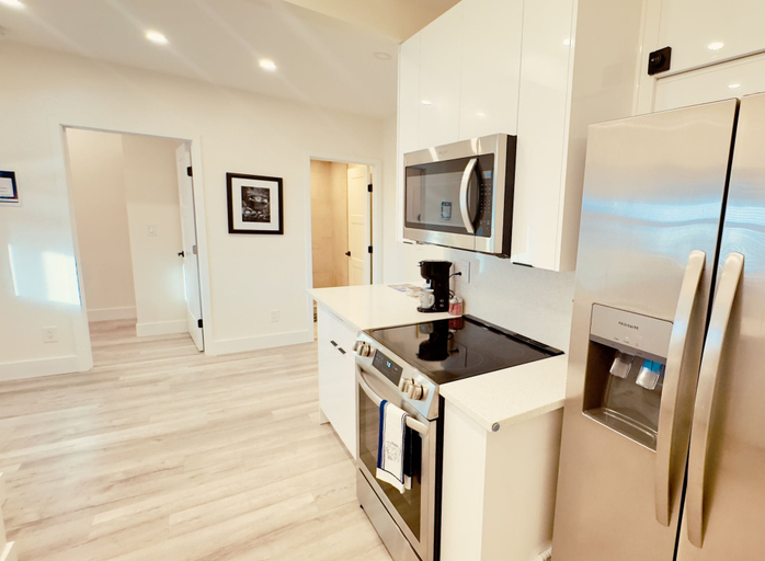 Private kitchen 3, Blue wave 2 minute walk to beach, Volusia