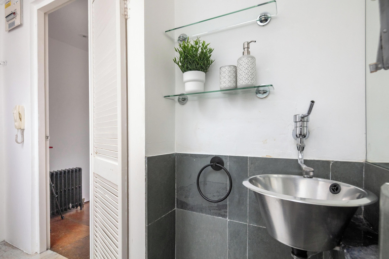 Bathroom 4, Chic 1BR by Goodge Street Station, London