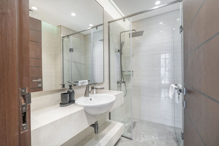 Room 5, Fabulous and Spacious 2BR in Nobles Tower, Dubai