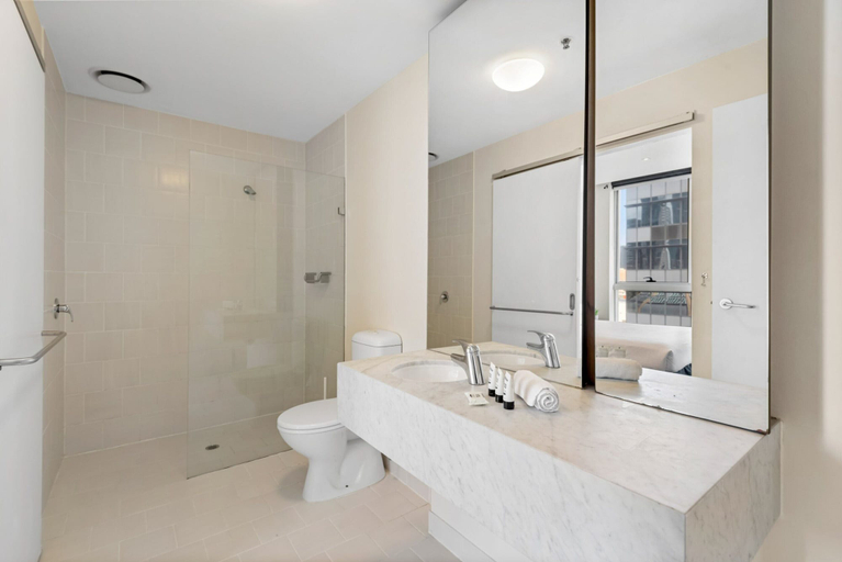 Bathroom 2, Spacious Melbourne CBD 2-bed Close to Everything, Melbourne