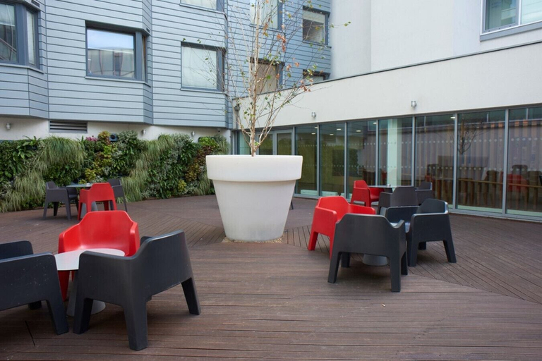 Outdoor dining, Student Luxury Studio Aldgate Residence, London