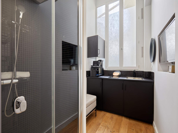 5, Modern Studio-Faubourg Saint-Honore, Paris