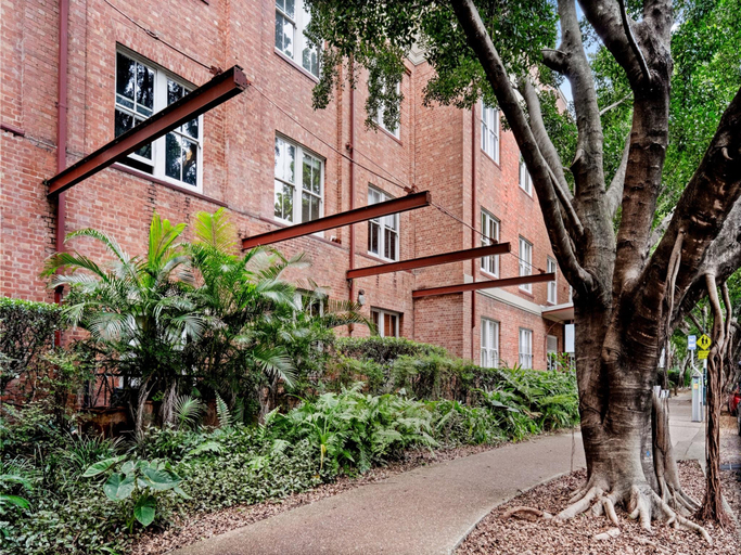 3, Stylish Riverside 2-Bedroom Apartment in Teneriffe, Newstead