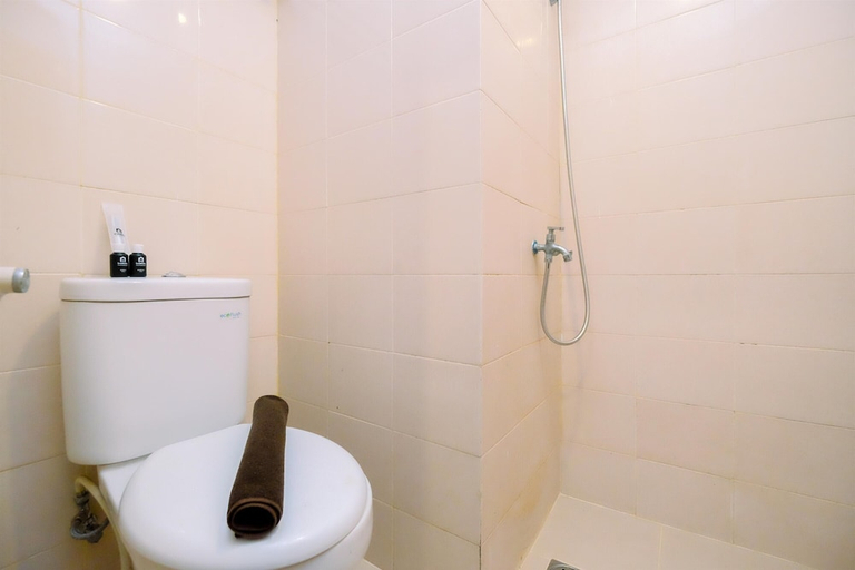 Bathroom 5, Comfort And Homey 2Br At Titanium Square Apartment, East Jakarta