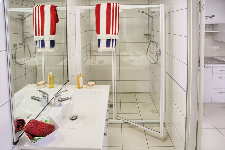 Bathroom 3, Hibiscus Motel, Byron