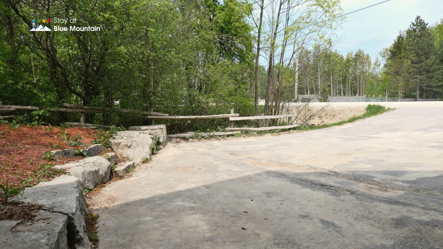 Others 5, Mountain Views, Steps to BM Village, Hot Tub, BBQ., Grey