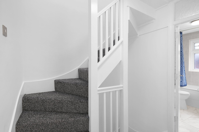 Interior 3, Spacious 5BR 3BA Serviced Hse in Croydon, London
