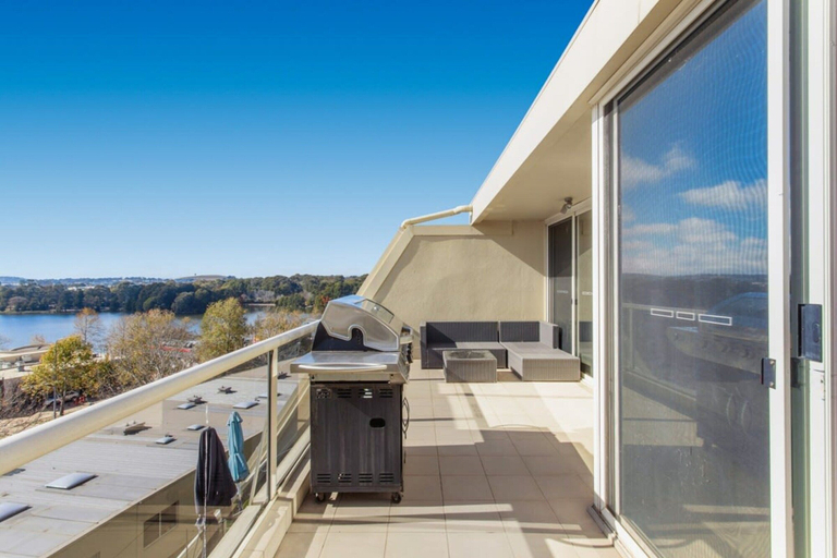 Balcony 4, 2-bed Unit With Balcony, BBQ & Stunning Lake Views, Canberra