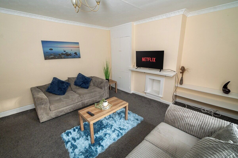 Living room 4, Comfortable 4-bed Home With Free Parking, Swansea