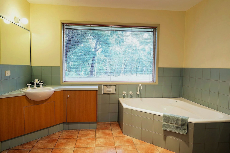 Bathroom 4, Pinnacle Holiday Lodge, N. Grampians - Stawell