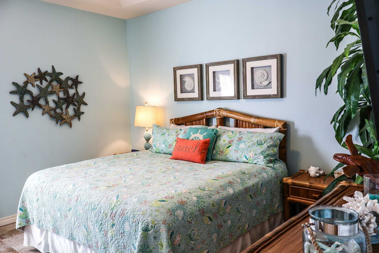 Room 4, Sea Dreams 3 2 Bedroom Condo by RedAwning, Cameron