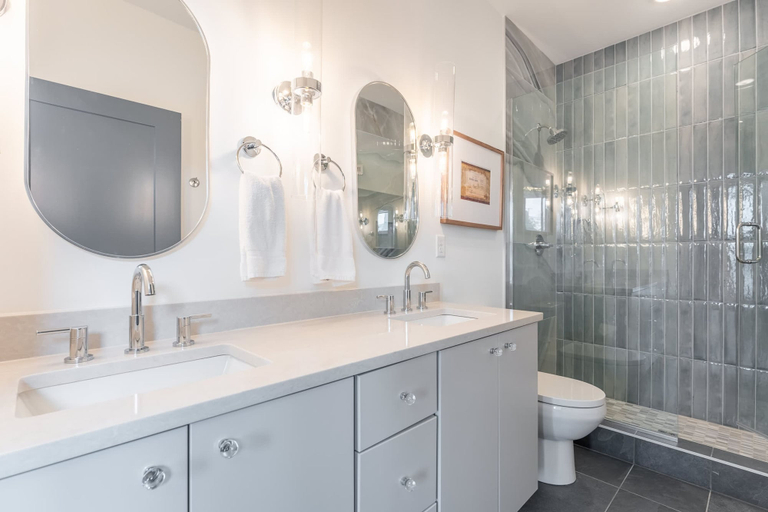 Room 3, Luxe Group Stay With Hot Tub Rooftop Lounge, Davidson