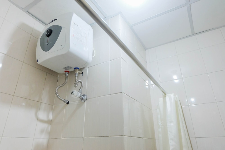 Bathroom 2, Compact Studio Signature Park Grande Apartment Mt. Haryono, East Jakarta